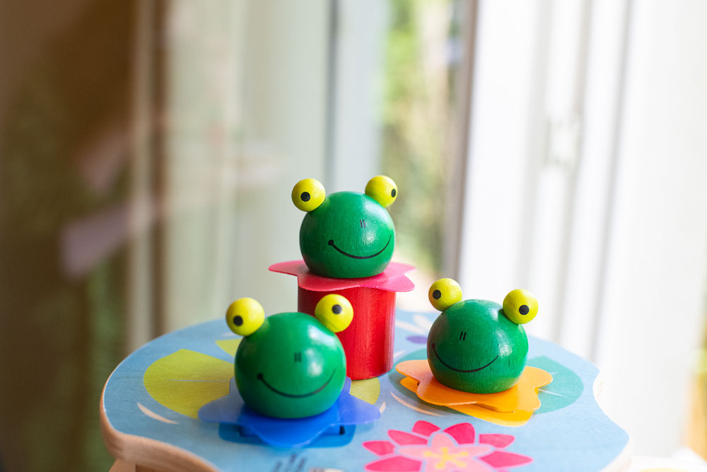 Spiel mit Holzfröschen